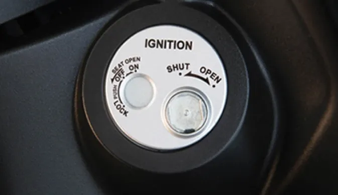 Pengaman kunci dengan kunci pembuka jok